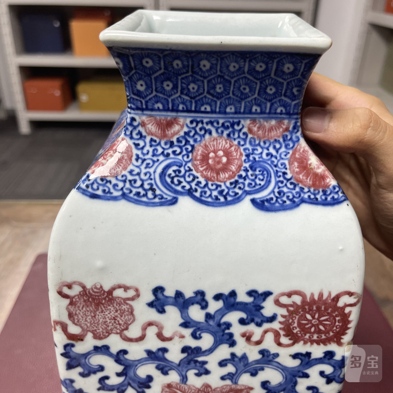 清乾隆 青花釉里红缠枝莲纹四方瓶 - 图11